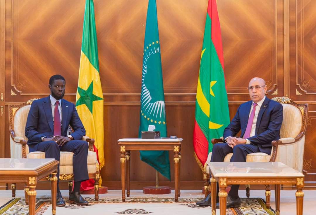 هنا الر ئيس السينعال  نظيره الرئيس محمد ولد الشيخ الغزوانى